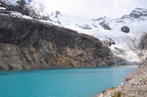A incrível laguna que fica aos pés do Alpamayo, no trekking Santa Cruz, na Cordillera Blanca, região de Huaraz, no Peru